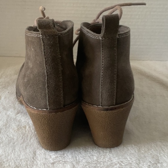 White Mountain Brown Ankle Booties with Timeless Appeal - Picture 2 of 6